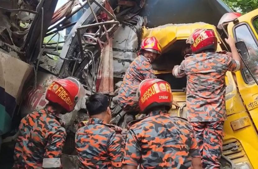চাঁদপুরে বাস-ট্রাকের মুখোমুখি সংঘর্ষে নিহত ৩