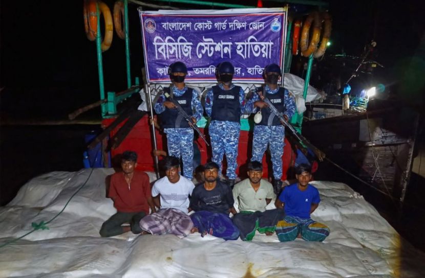 ৭৬০ বস্তা সারসহ পাঁচ পাচারকারী আটক