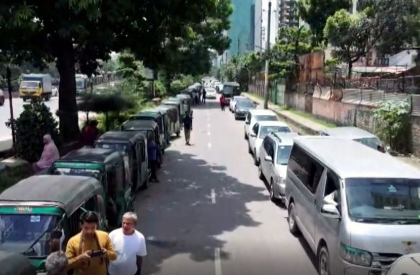 ছুটির দিনেও গ্যাসের হাহাকার
