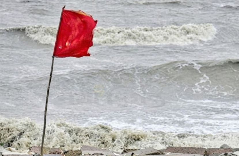 নিম্নচাপে  ১৫ অঞ্চলে ঝড়ের আভাস