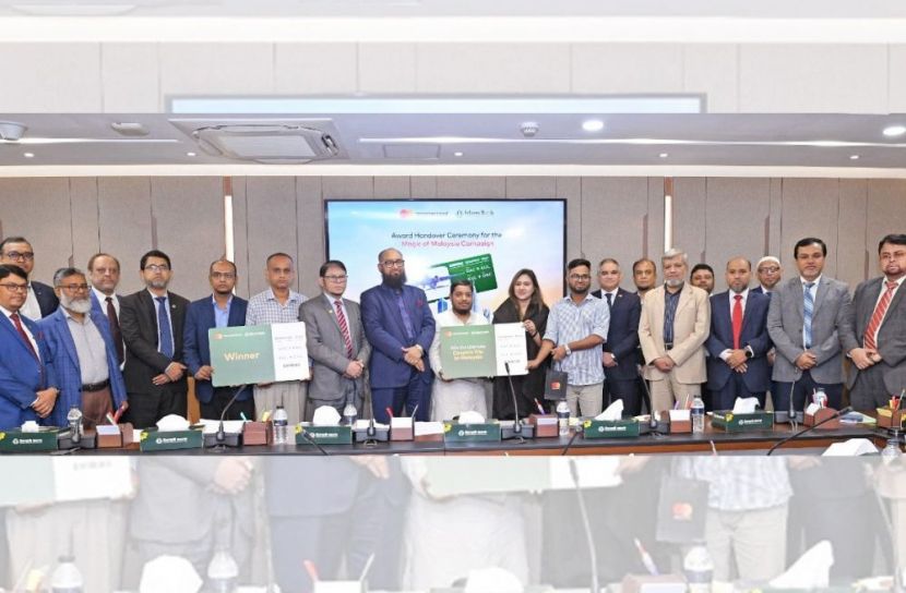 ইসলামী ব্যাংকের ক্যাম্পেইনের বিজয়ীদের মাঝে পুরস্কার বিতরণ