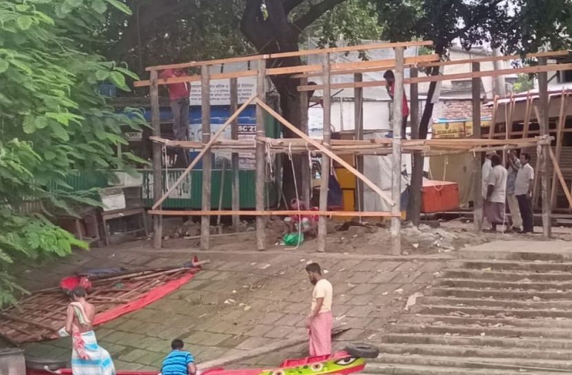 মুন্সীগঞ্জ লঞ্চঘাটে সরকারি জায়গা দখল করে স্থাপনা নির্মাণ