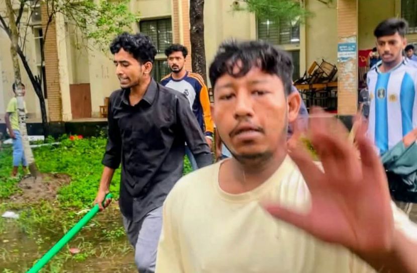 ছাত্রদলের সংঘর্ষের ভিডিও করায় সাংবাদিক হেনস্তা
