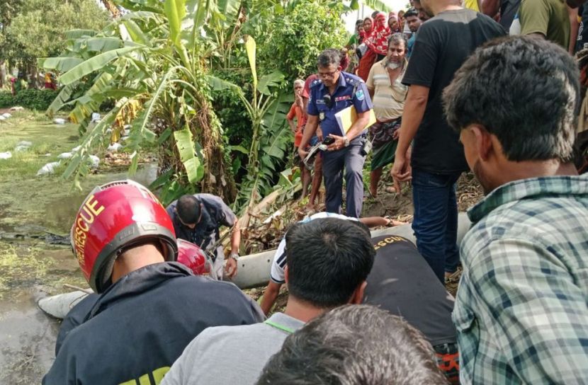 বোয়ালমারীতে বাসের নিচে চাপা পড়ে থাকা শিক্ষার্থীর মরদেহ ৩ দিন পর উদ্ধার