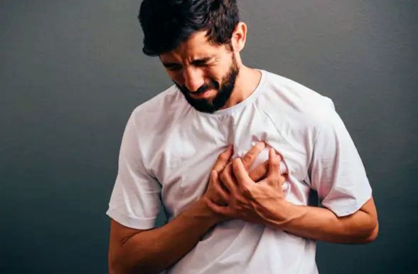 খাবারের পর বুকে ব্যথা, অ্যাসিডিটি নাকি হার্ট অ্যাটাকের সতর্কবার্তা?