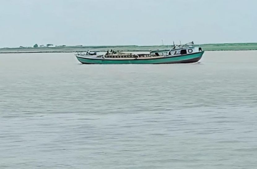 ফুলছড়িতে ব্রহ্মপুত্র নদে বালু উত্তোলনে হুমকির মুখে উন্নয়ন প্রকল্প