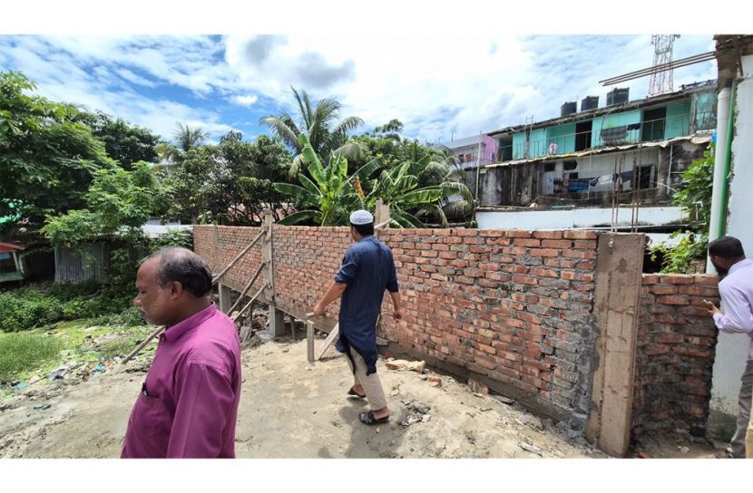 রাতের আঁধারে সাবেক সচিবের জায়গা দখলের অভিযোগ