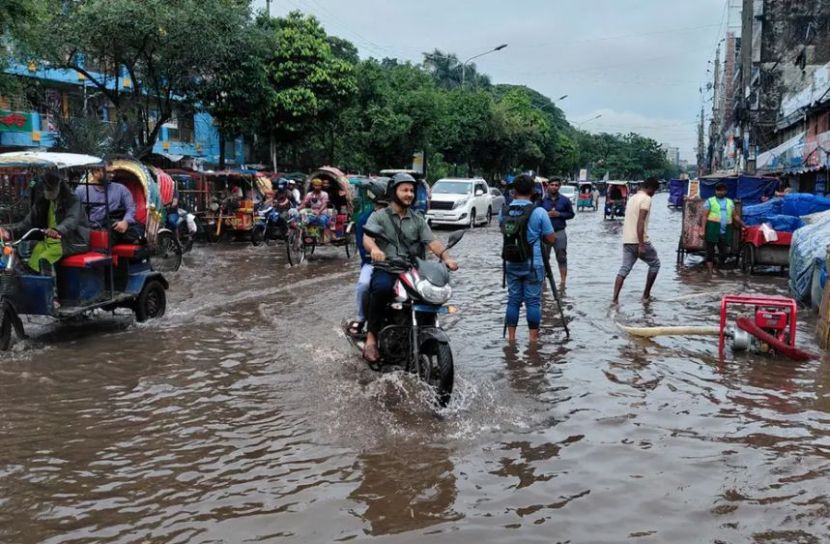 ভারী বৃষ্টিতে ডুবেছে নিউমার্কেট, ব্যাহত যান চলাচল