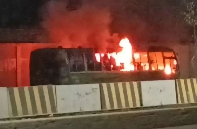 সাভারে পার্কিং  করা বাসে আগুন