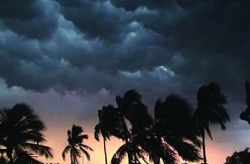 রাতে ১৩ অঞ্চলে  ঝড়-বজ্রবৃষ্টির আভাস