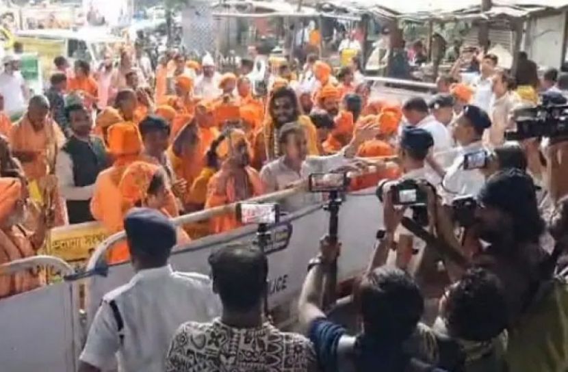 কলকাতায় বাংলাদেশ মিশন ঘেরাও করে বিক্ষোভ, উত্তেজনা সৃষ্টি