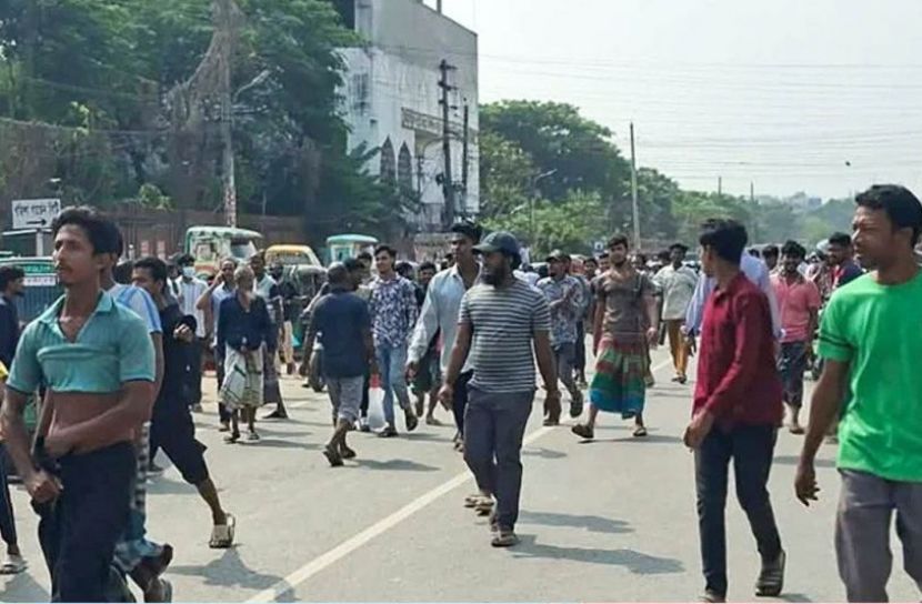 মোহাম্মদপুরে সড়ক অবরোধ, অফিসগামী মানুষের চরম ভোগান্তি