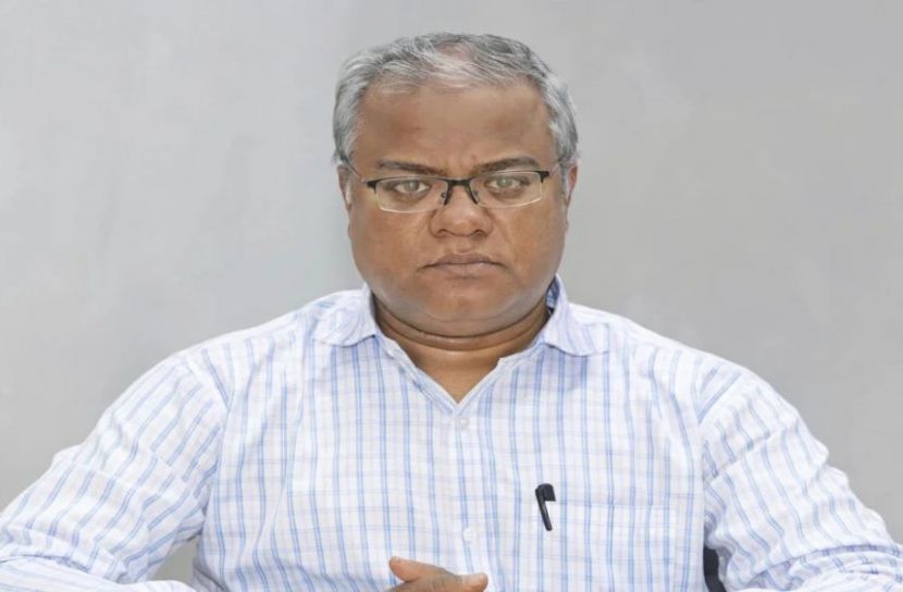তালা ভেঙে অফিসে প্রবেশ করলেন চুয়েটের নতুন উপাচার্য
