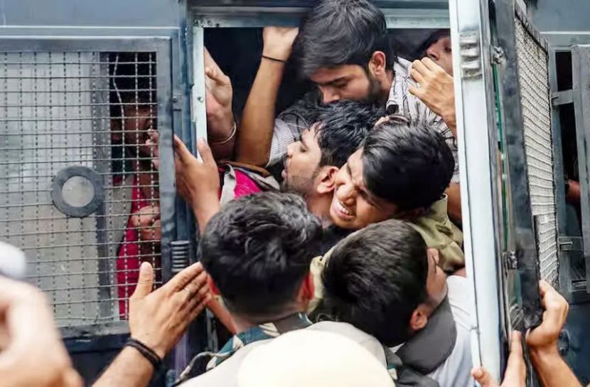 দিল্লিতে বিরোধীদের পদযাত্রা ঘিরে নিরাপত্তা জোরদার, আটক ১২ সাংবাদিক