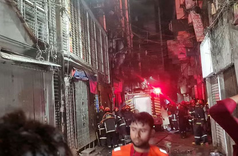 পুরান ঢাকায় মনজুর খান প্লাজায় ভয়াবহ অগ্নিকাণ্ড