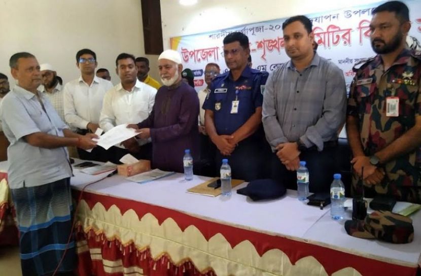 ফুলবাড়ীতে ৬১ পূজা মন্ডপে চালের ডিও বিতরণ