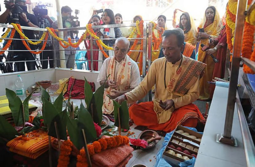 ষষ্ঠী দিয়ে শুরু হলো শারদীয় দুর্গোৎসব, ঢাকেশ্বরী মন্দিরে বিশ্বশান্তির প্রার্থনায় মুখরিত প্রাঙ্গণ