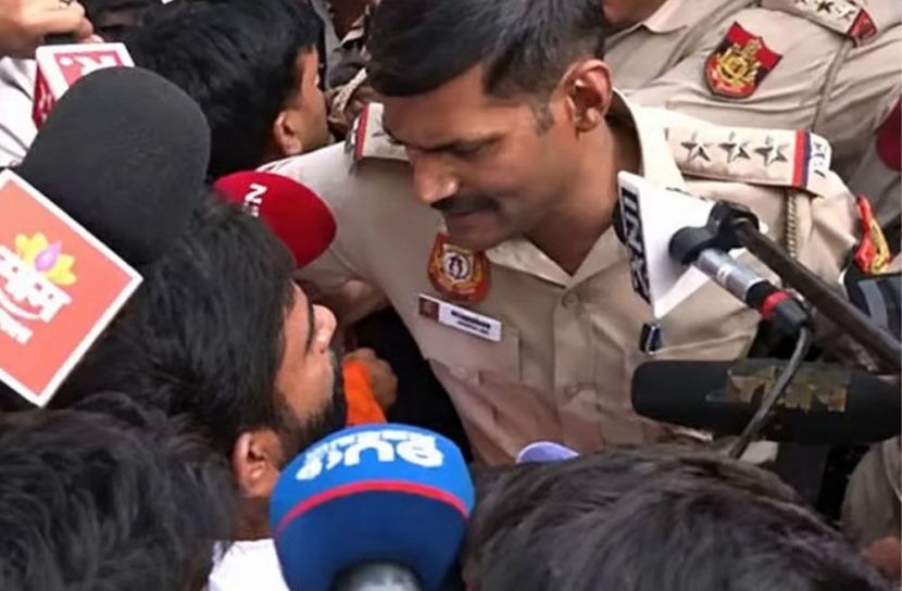 দিল্লিতে ককরোচ জনতা পার্টির প্রতিষ্ঠাতা অভিজিৎ দিপকে আটক
