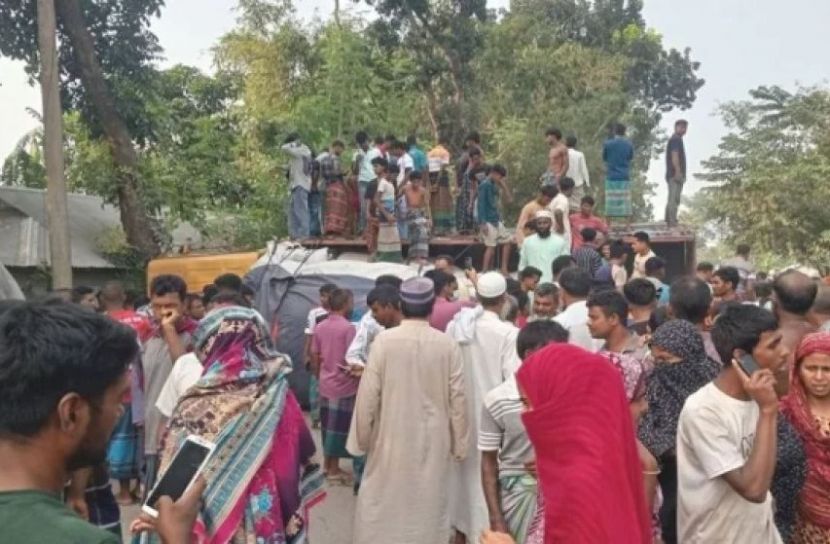 রৌমারীতে ট্রাকচাপায় এক পরিবারের তিনজনসহ নিহত ৫