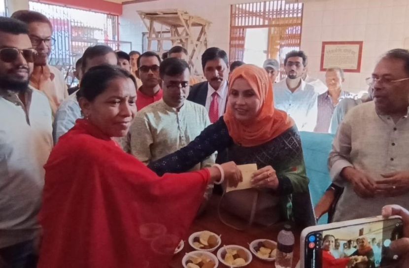 বোয়ালমারীতে পূজামন্ডপ পরিদর্শনে হেলেন জেরিন