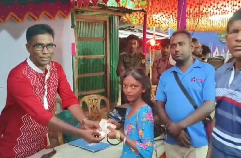 মন্দির মন্দির ঘুরে এতিমদেরকে নতুন টাকা উপহার চেয়ারম্যান প্রার্থীর