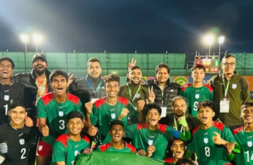 রুদ্ধশ্বাস লড়াইয়ে সিঙ্গাপুরকে হারিয়ে শেষ ষোলোয় বাংলাদেশ